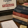 Un étudiant souriant utilisant un ordinateur pour apprendre l'anglais avec des ressources en ligne.