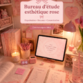 Un bureau d'étude rose élégant avec des accessoires de décoration moderne.