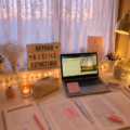 Une étudiante devant un bureau décoré esthétiquement pour la rentrée.