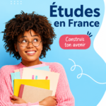 Un étudiant international avec un livre et un ordinateur, prêt à découvrir ses études en France.