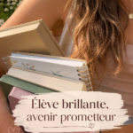 Élève souriant avec ses livres, symbole de réussite scolaire