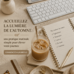 Une tasse de thé fumante posée sur une table en bois, entourée de feuilles et de décorations automnales.