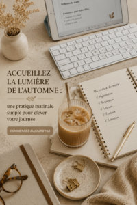 Une tasse de thé fumante posée sur une table en bois, entourée de feuilles et de décorations automnales.