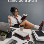 Femme assise à une table de travail inspirante, entourée d'éléments décoratifs