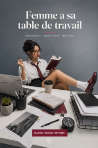 Femme assise à une table de travail inspirante, entourée d'éléments décoratifs