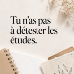 Étudiant heureux en train d'étudier dans un espace lumineux et organisé.