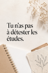 Étudiant heureux en train d'étudier dans un espace lumineux et organisé.