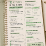 Un étudiant prenant des notes sur un carnet, entouré de livres et de fournitures scolaires.