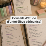 Un étudiant concentré en train d'étudier avec des livres et un ordinateur
