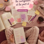 Des marqueurs colorés et des post-it sur un bureau, symbole de créativité.