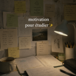 Étudiant concentré sur ses études avec des notes et un ordinateur, représentant la motivation d'étudier.