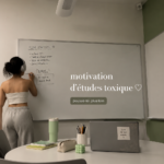 Un étudiant motivé dans un espace de travail inspirant