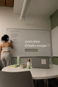 Un étudiant motivé dans un espace de travail inspirant