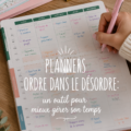 Un planner Order Out Of Chaos ouvert sur un bureau avec des fournitures scolaires, symbolisant l'organisation et la productivité étudiante.