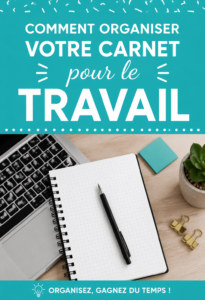 Une personne organise son carnet de travail avec des stylos colorés et des notes.