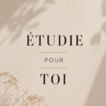 Un étudiant utilisant des outils d'étude intelligents pour travailler sur son ordinateur