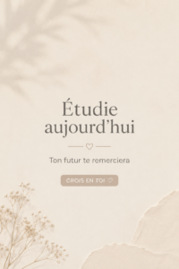 Un bureau décoré avec un papier peint doux et esthétique, parfait pour étudier.