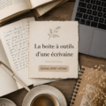 Une boîte à outils d'écrivaine bien organisée avec divers outils d'écriture.