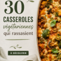 Une casserole végétarienne colorée et appétissante sur une table.