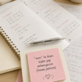 Un étudiant en train d'étudier la grammaire française autour de livres et de notes sur les noms.