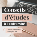 Étudiant assis à une table, entouré de livres et d'outils d'étude, organisant ses notes