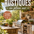 Une cuisine rustique en plein air, avec des meubles en bois et des équipements barbecue, entourée de verdure.