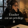Un étudiant concentré sur ses études entouré de livres, illustrant le privilège d'apprendre.