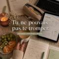 Un étudiant réfléchit à ses choix académiques avec un carnet et un ordinateur.