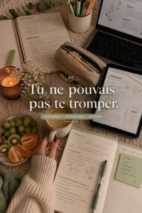 Un étudiant réfléchit à ses choix académiques avec un carnet et un ordinateur.