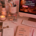 Un bureau d'étudiant bien organisé avec des fournitures colorées et des plantes