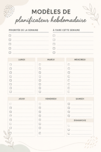 Un planner hebdomadaire ouvert avec des notes et des stylos, symbole d'une bonne organisation étudiante.
