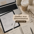 Un étudiant organisée avec ses livres et un ordinateur dans un espace d'études bien aménagé.