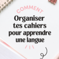Organisateur de cahiers pour l'apprentissage des langues avec des étiquettes colorées.