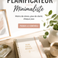 Planificateur minimaliste beige sur un bureau d'étudiant