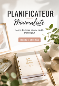 Planificateur minimaliste beige sur un bureau d'étudiant