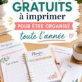Image d'un planner imprimé, idéal pour l'organisation étudiante, sur un bureau avec des fournitures scolaires.