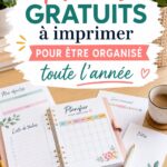 Image d'un planner imprimé, idéal pour l'organisation étudiante, sur un bureau avec des fournitures scolaires.