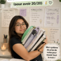 Étudiante prenant des notes sur un cahier lors d'une lecture.
