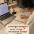 Photo d'un étudiant organisant ses révisions pour des examens réussis