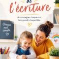 Un enseignant aide ses étudiants à améliorer leurs compétences en écriture.