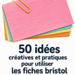 Des cartes index disposées sur une table de bureau, avec des notes colorées pour l'étude.