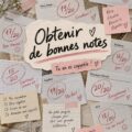 Étudiante souriante avec des livres et des notes sur son bureau, symbolisant la réussite académique.