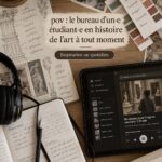 Bureau d'étudiant en histoire de l'art avec livres et fournitures