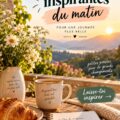 Une tasse de café sur une table avec des citations inspirantes à l'arrière-plan, représentant la motivation matinale des étudiants.
