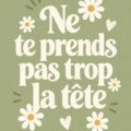 Un plan de travail décoré avec des stickers esthétiques et inspirants pour étudiants.