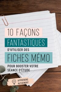 Un étudiant utilisant des flashcards pour réviser ses cours.