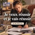 Un étudiant souriant travaillant à son bureau, déterminé à réussir ses études.