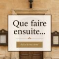 Un étudiant en train de planifier ses tâches sur un bureau avec un ordinateur et un carnet.