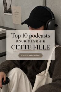 Une sélection de podcasts inspirants pour étudiants avec des écouteurs et un carnet.