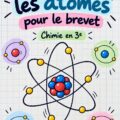 Un élève étudiant les atomes avec des livres et des notes